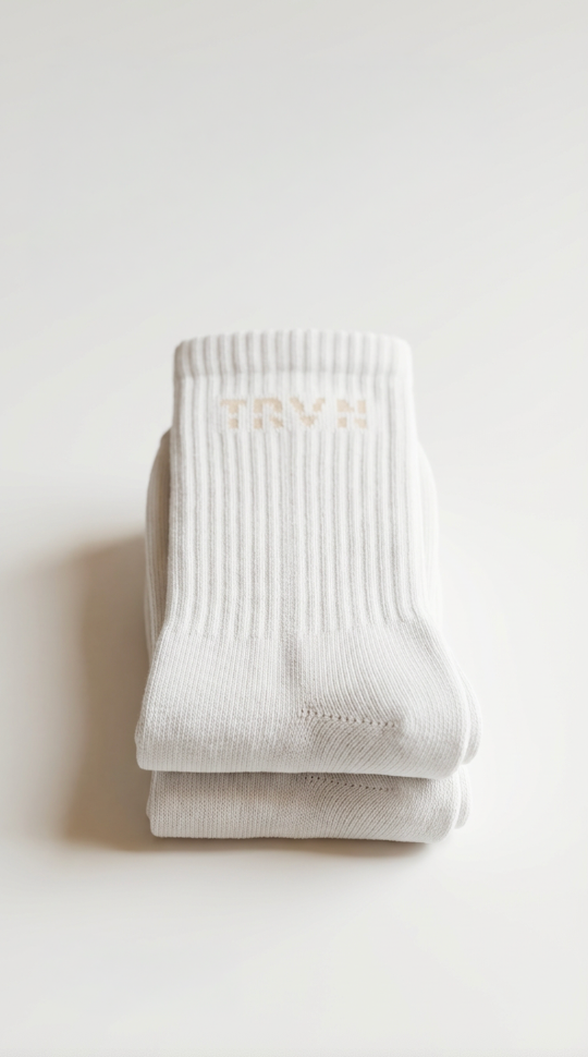1 pk Hvite Ribbestrikkede Sokker – TRVN (Beige Logo)