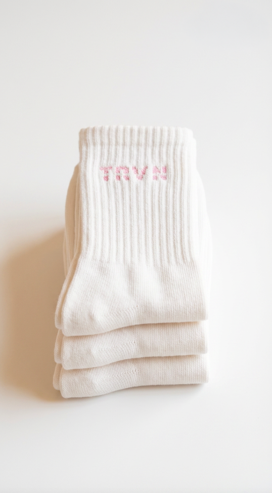 1 pk Hvite Ribbestrikkede Sokker – TRVN (Rosa Logo)