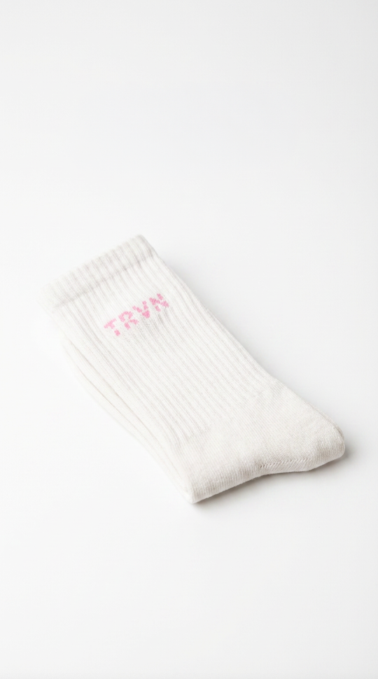 1 pk Hvite Ribbestrikkede Sokker – TRVN (Rosa Logo)