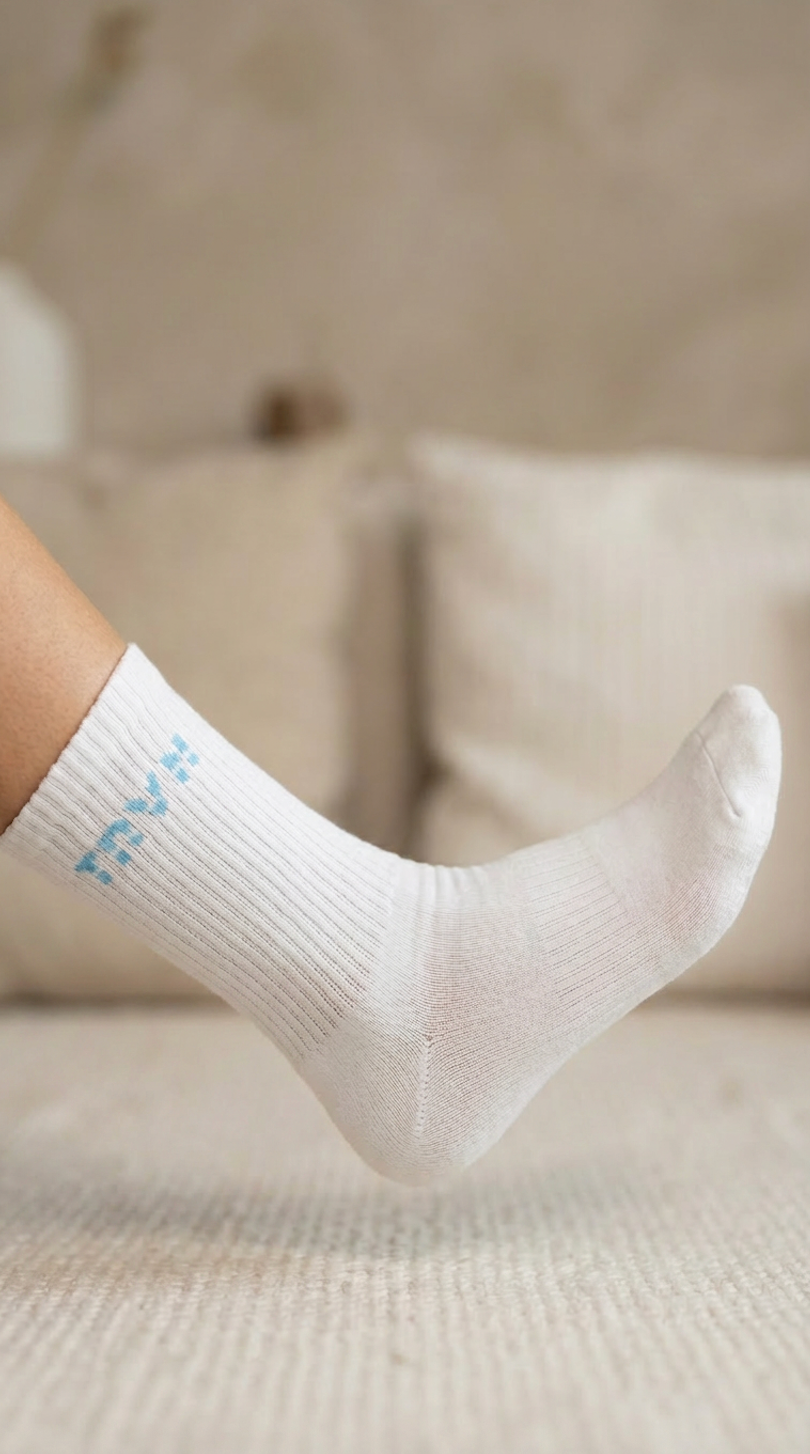 1 pk Hvite Ribbestrikkede Sokker – TRVN (Blå logo)