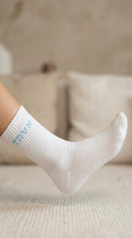 1 pk Hvite Ribbestrikkede Sokker – TRVN (Blå logo)